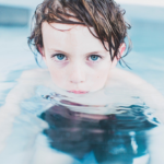 Dziecko w basenie. Wpływ tlenoterapii na dzieci z autyzmem.